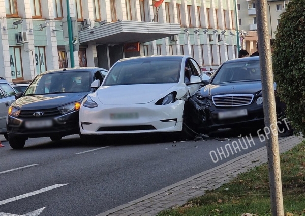 Как в Бресте Tesla попала в ДТП? Стали известны подробности Как в Бресте Tesla попала в ДТП? Стали известны подробности