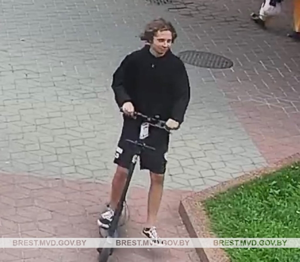 В Бресте милиция ищет парня на самокате