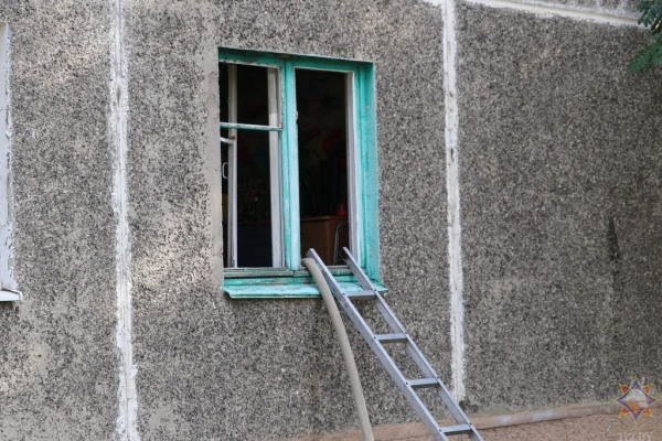 На пожаре в Гродно погиб ребенок, работники МЧС спасли его мать
