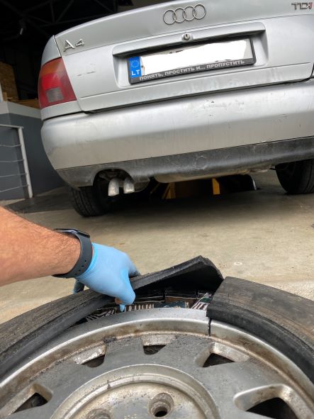 Таможня Литвы на примерах рассказала, сколько зарабатывают контрабандисты, провозя одно колесо с сигаретами Таможня Литвы на примерах рассказала, сколько зарабатывают контрабандисты, провозя одно колесо с сигаретами