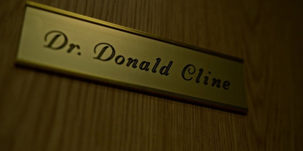 Врач годами подменял донорскую сперму своей — теперь у него больше 90 детей. История шокирующего эксперимента