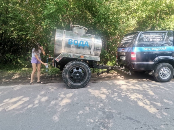 В Бресте ожидающим выезда за границу подвезли питьевую воду