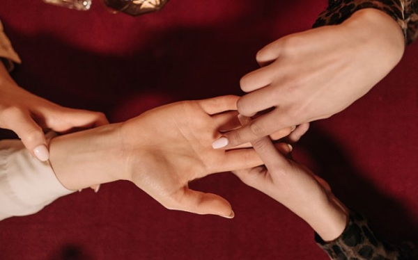 В Барановичах девушка снимала порчу и лишилась ювелирных украшений