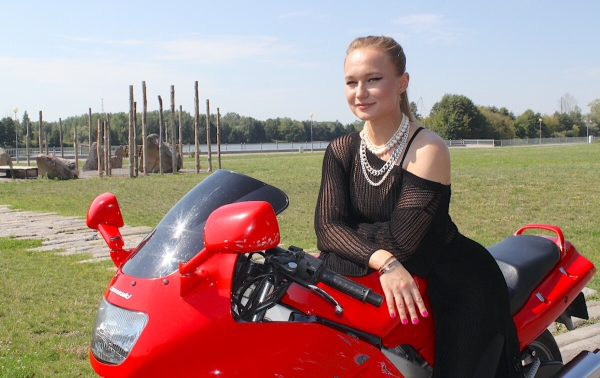 «Kawasaki разгоняется до 250 км/ч, но я с такой скоростью не езжу». Пообщались с создателем необычного Парка валунов в Бресте