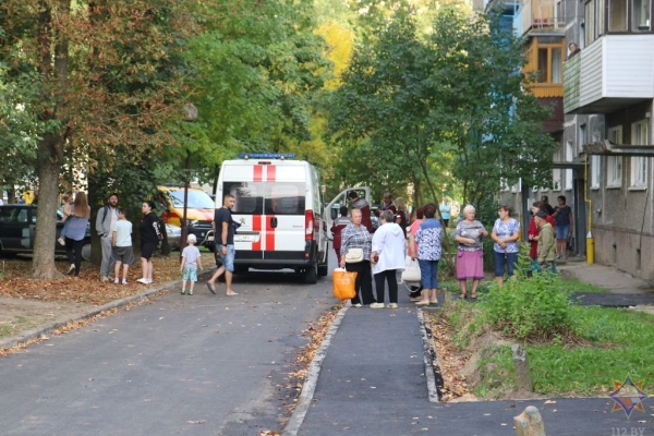 На пожаре в Гродно погиб ребенок, работники МЧС спасли его мать