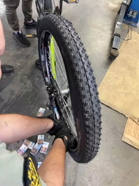 У белоруса на границе проверили шины велосипеда и не зря У белоруса на границе проверили шины велосипеда и не зря