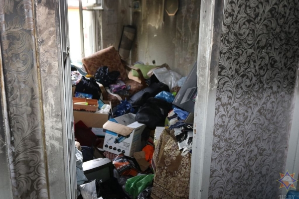 На пожаре в Гродно погиб ребенок, работники МЧС спасли его мать