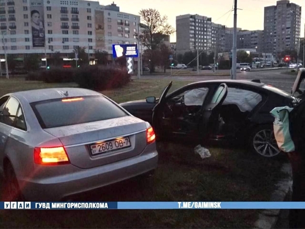 В Минске пьяный водитель Audi на скорости влетел в BMW на кольце – видео В Минске пьяный водитель Audi на скорости влетел в BMW на кольце – видео