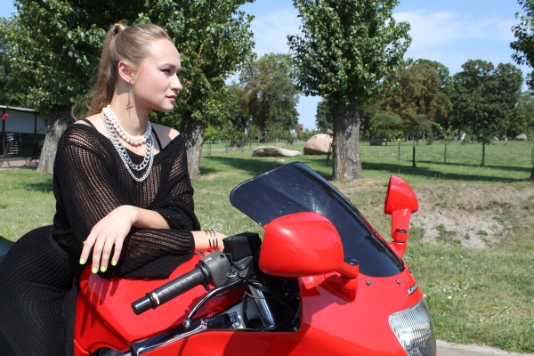 «Kawasaki разгоняется до 250 км/ч, но я с такой скоростью не езжу». Пообщались с создателем необычного Парка валунов в Бресте