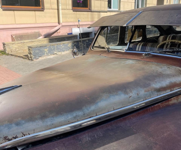 С DeSoto, на котором посидела девушка, пропала большая вмятина. Но владелец настаивает на суде