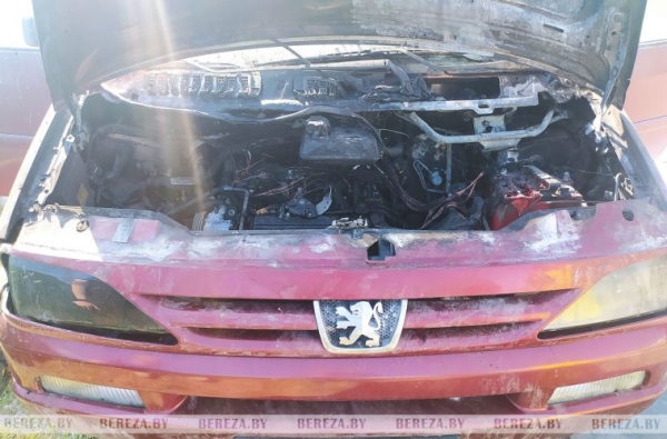В Березе горел автомобиль Peugeot В Березе горел автомобиль Peugeot