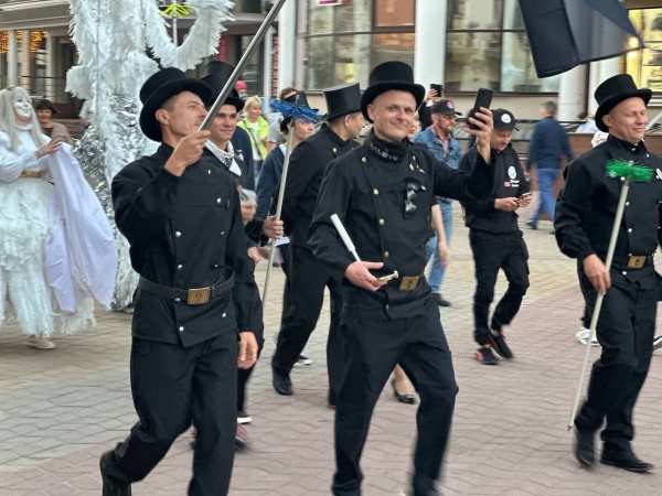 Тем временем впервые в Бресте на улице Советской проходит шествие трубочистов