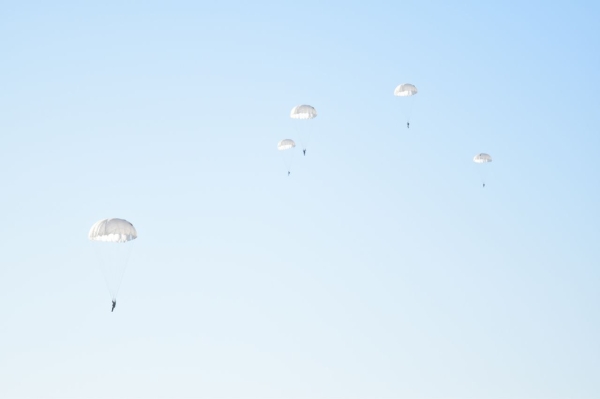 Под Брестом военнослужащие совершили прыжки с парашютом из самолета АН-2