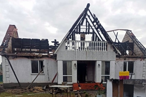 У семьи с тремя детьми из аг. Повитье Кобринского района сгорел дом. Как помочь хозяевам