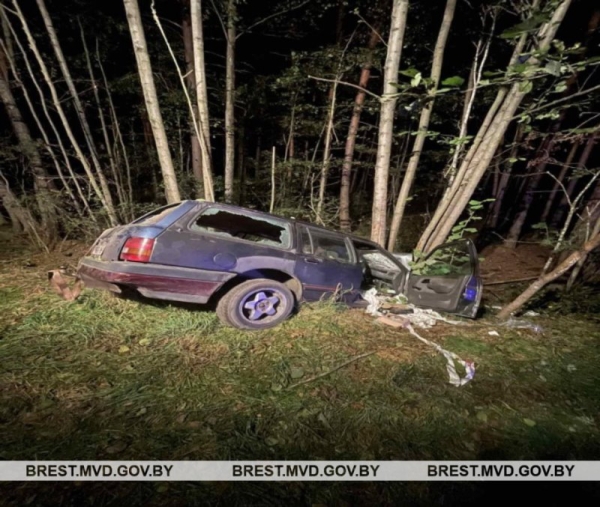 В Березовском районе машина съехала в кювет и врезалась в дерево В Березовском районе машина съехала в кювет и врезалась в дерево