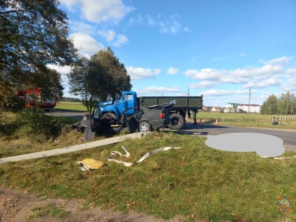 Страшная авария в Барановичском районе: появилось видео, как спасали пассажира BMW Страшная авария в Барановичском районе: появилось видео, как спасали пассажира BMW