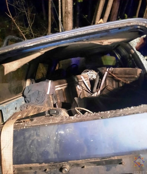 В Березовском районе машина съехала в кювет и врезалась в дерево В Березовском районе машина съехала в кювет и врезалась в дерево