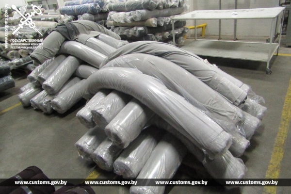 Польский перевозчик пытался незаконное ввезти партию тканей и полотен стоимостью свыше 72 тыс. рублей Польский перевозчик пытался незаконное ввезти партию тканей и полотен стоимостью свыше 72 тыс. рублей