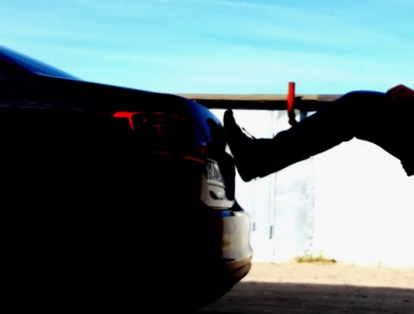 Не угодило такси – бросил камень в стекло и начал молотить по авто. Случай в Пинске Не угодило такси – бросил камень в стекло и начал молотить по авто. Случай в Пинске