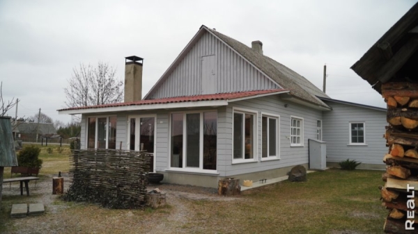 Две веранды и пять печей. Семья отремонтировала родительский дом в Брестской области и превратила его в уютную усадьбу Две веранды и пять печей. Семья отремонтировала родительский дом в Брестской области и превратила его в уютную усадьбу