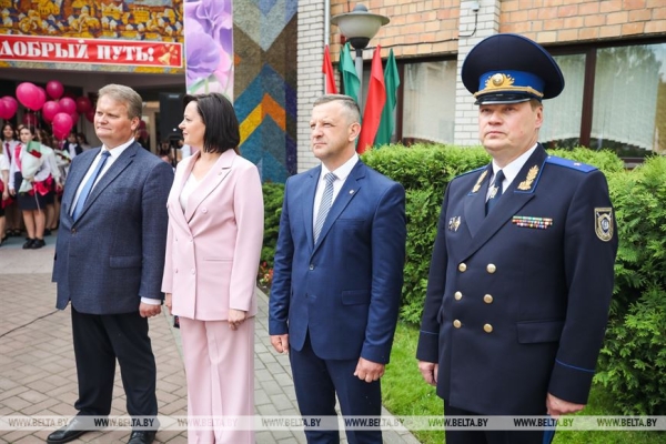 Последний звонок прозвенел для 9,5 тыс. одиннадцатиклассников области. Репортаж из Бреста Последний звонок прозвенел для 9,5 тыс. одиннадцатиклассников области. Репортаж из Бреста