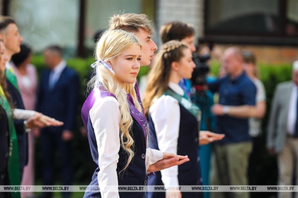 Последний звонок прозвенел для 9,5 тыс. одиннадцатиклассников области. Репортаж из Бреста Последний звонок прозвенел для 9,5 тыс. одиннадцатиклассников области. Репортаж из Бреста