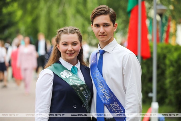 Последний звонок прозвенел для 9,5 тыс. одиннадцатиклассников области. Репортаж из Бреста Последний звонок прозвенел для 9,5 тыс. одиннадцатиклассников области. Репортаж из Бреста