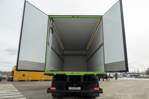 Первый белорусский электрогрузовик испытывают в работе. Как он выглядит