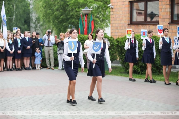 Последний звонок прозвенел для 9,5 тыс. одиннадцатиклассников области. Репортаж из Бреста Последний звонок прозвенел для 9,5 тыс. одиннадцатиклассников области. Репортаж из Бреста