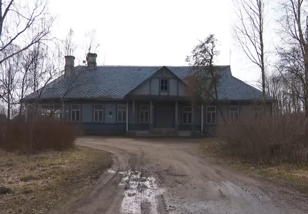 Купить дворянскую усадьбу за 37 рублей возможно. Такой дом продают с молотка в Огаревичах возле Ганцевичей