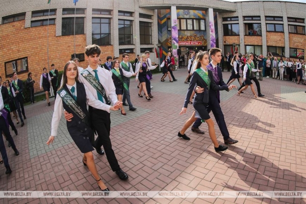 Последний звонок прозвенел для 9,5 тыс. одиннадцатиклассников области. Репортаж из Бреста Последний звонок прозвенел для 9,5 тыс. одиннадцатиклассников области. Репортаж из Бреста