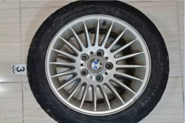 Парень передумал покупать BMW, но колеса ему понравились, и он незаметно поменял их Парень передумал покупать BMW, но колеса ему понравились, и он незаметно поменял их