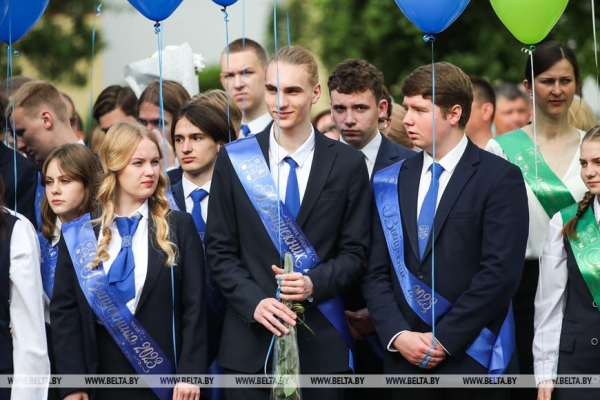 Последний звонок прозвенел для 9,5 тыс. одиннадцатиклассников области. Репортаж из Бреста Последний звонок прозвенел для 9,5 тыс. одиннадцатиклассников области. Репортаж из Бреста