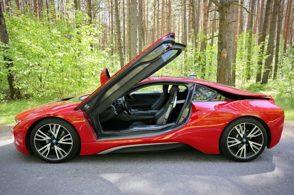 22-летний парень из Жодино купил BMW i8 за $100 тысяч — доволен?
