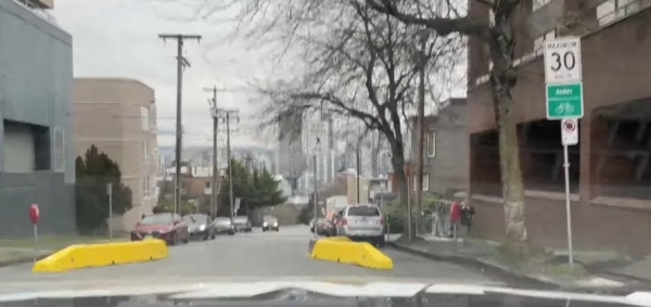 Как вам идея? В Канаде придумали «медленные улицы» и бетонные ограничители, на которых уже повисают автомобили Как вам идея? В Канаде придумали «медленные улицы» и бетонные ограничители, на которых уже повисают автомобили