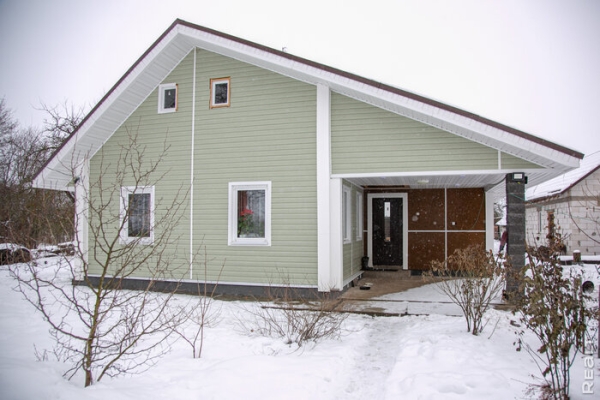 «Летом здесь гул — как на аэродроме». Семья переехала из столицы в старый дом в глухой деревне — и не жалеет