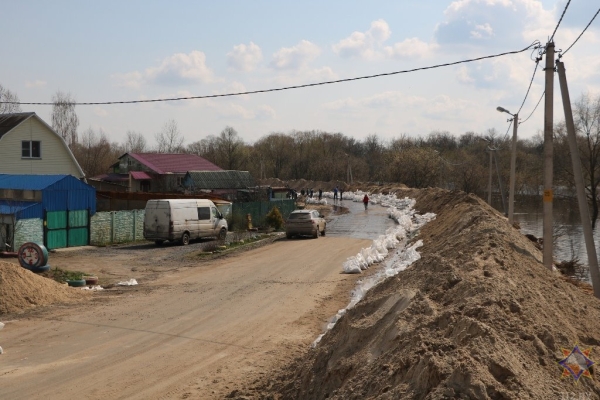 Гомельские спасатели укрепляют двухкилометровую насыпь, спасая местных жителей от паводка Гомельские спасатели укрепляют двухкилометровую насыпь, спасая местных жителей от паводка