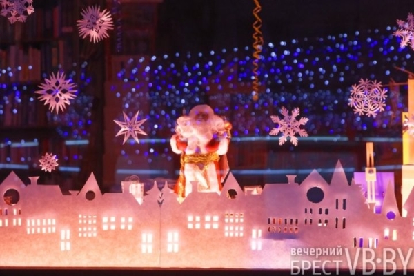 Посмотрите, как брестские заведения украсили витрины к Новому году