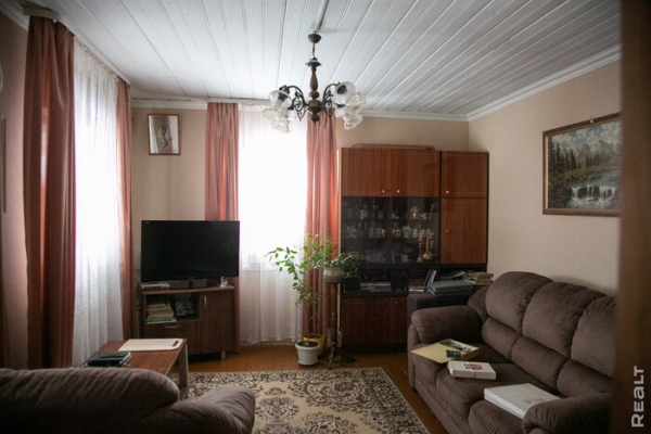 «Летом здесь гул — как на аэродроме». Семья переехала из столицы в старый дом в глухой деревне — и не жалеет