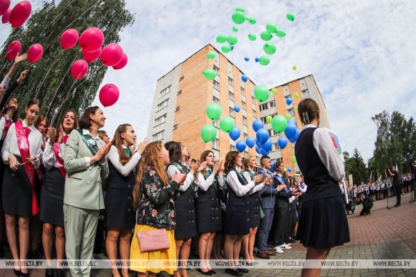 Последний звонок прозвенел для 9,5 тыс. одиннадцатиклассников области. Репортаж из Бреста Последний звонок прозвенел для 9,5 тыс. одиннадцатиклассников области. Репортаж из Бреста