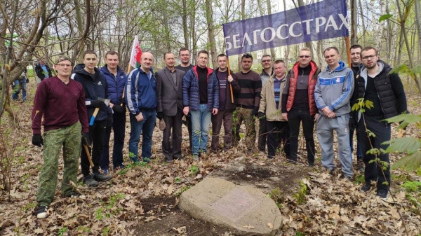 Во время субботника в парке воинов-интернационалистов неожиданно нашли плиту. Что там написано? Во время субботника в парке воинов-интернационалистов неожиданно нашли плиту. Что там написано?