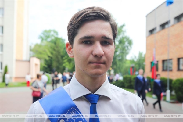 Последний звонок прозвенел для 9,5 тыс. одиннадцатиклассников области. Репортаж из Бреста Последний звонок прозвенел для 9,5 тыс. одиннадцатиклассников области. Репортаж из Бреста