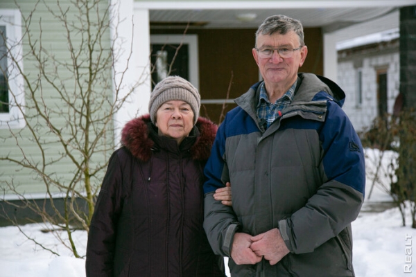 «Летом здесь гул — как на аэродроме». Семья переехала из столицы в старый дом в глухой деревне — и не жалеет