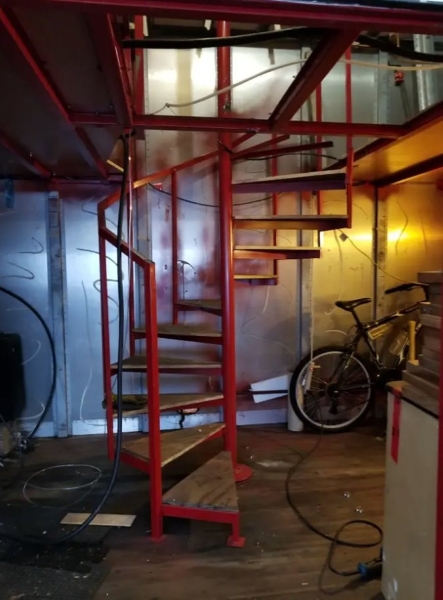 Пенсионеры потратили пять лет и $180 тысяч на превращение старой фуры в большой мобильный дом