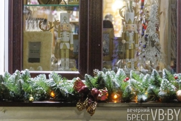 Посмотрите, как брестские заведения украсили витрины к Новому году