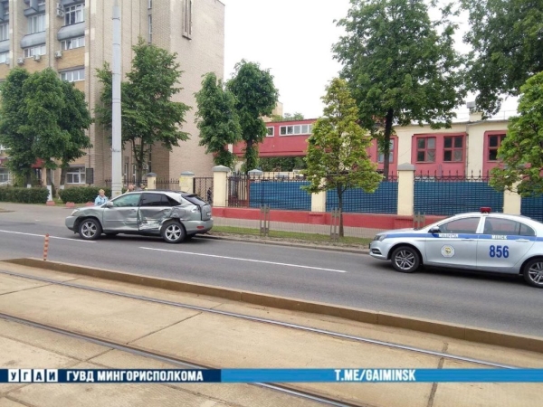 В Минске Lexus столкнулся с трамваем. Смотрите видео, как это произошло