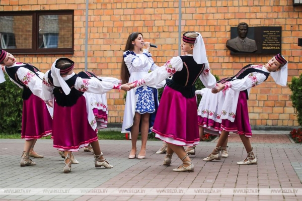Последний звонок прозвенел для 9,5 тыс. одиннадцатиклассников области. Репортаж из Бреста Последний звонок прозвенел для 9,5 тыс. одиннадцатиклассников области. Репортаж из Бреста