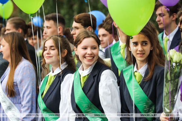 Последний звонок прозвенел для 9,5 тыс. одиннадцатиклассников области. Репортаж из Бреста Последний звонок прозвенел для 9,5 тыс. одиннадцатиклассников области. Репортаж из Бреста