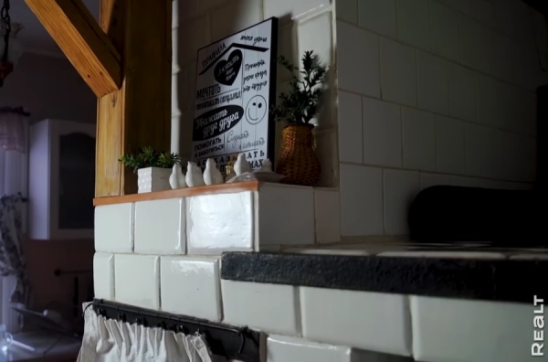 Две веранды и пять печей. Семья отремонтировала родительский дом в Брестской области и превратила его в уютную усадьбу Две веранды и пять печей. Семья отремонтировала родительский дом в Брестской области и превратила его в уютную усадьбу